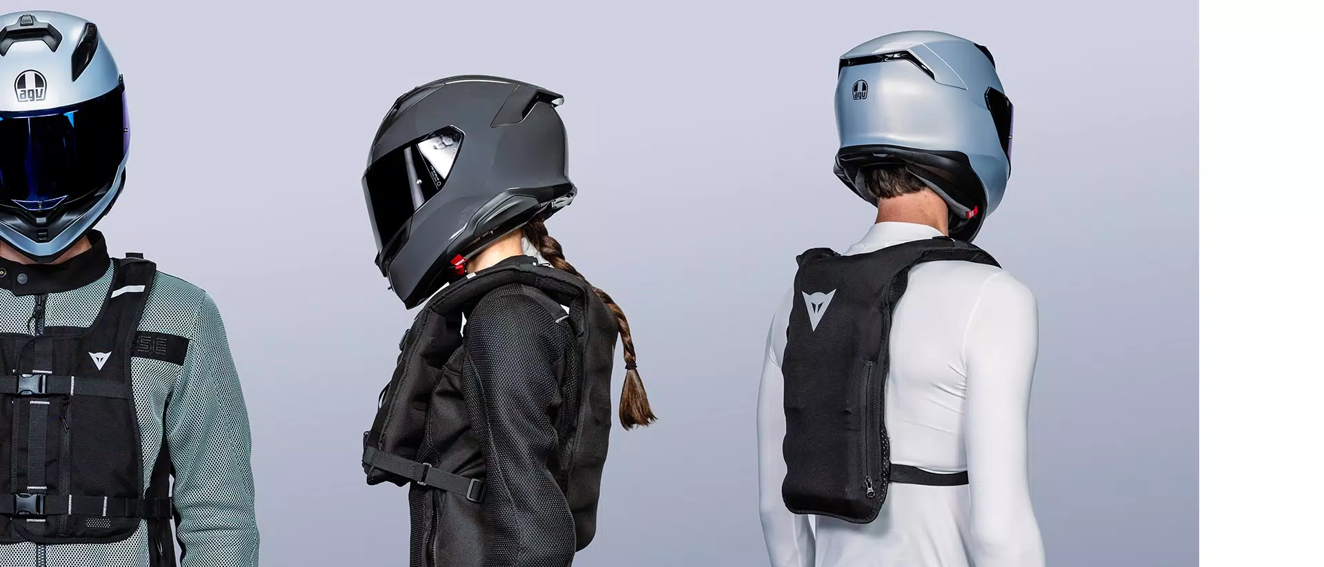 Motocicliști care poartă Smart GO în moduri diferite