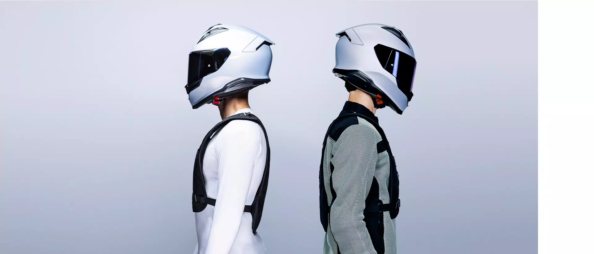 Doi motocicliști cu vesta Smart GO, una peste un tricou, cealaltă sub o geacă de vară